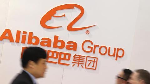 Der chinesische Internetkonzern Alibaba setzt beim Cloud-Geschäft zur Aufholjagd zu Amazon an.