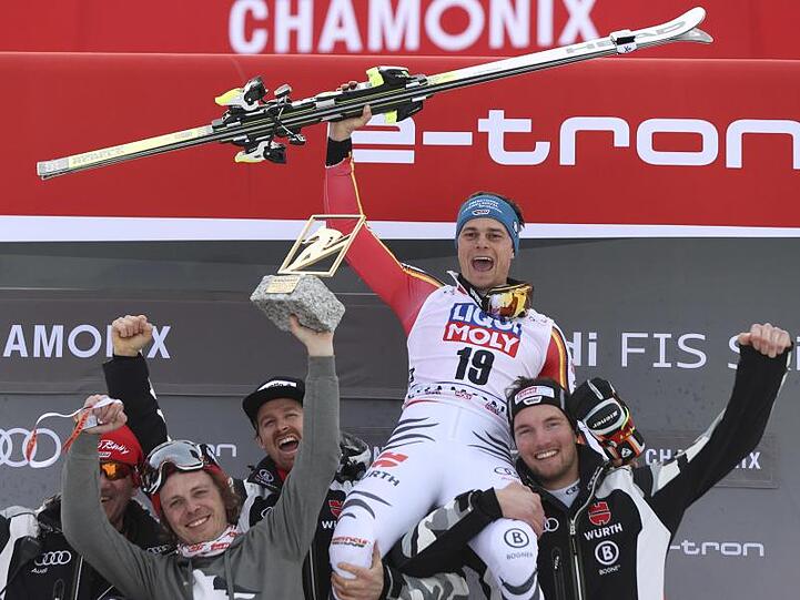 Alexander Schmid (oben) feiert seinen dritten Platz beim Parallel-Riesenslalom.