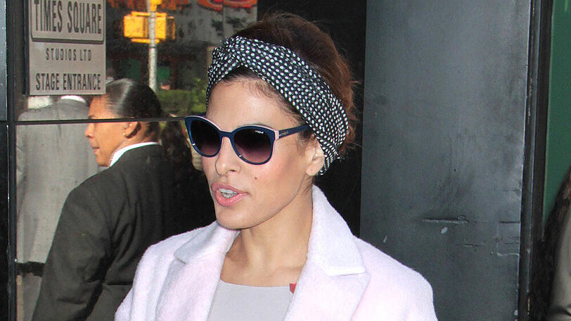 Schauspielerin Eva Mendes ist Fan von Haarbändern.