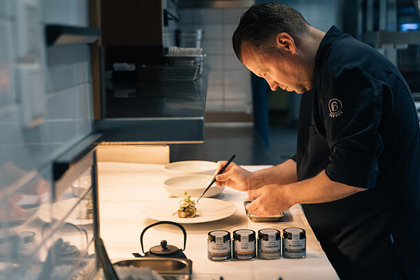 Seine drei Michelin-Sterne lassen es erahnen: Jan Hartwig ist Perfektionist. Er stellt die Komponenten mit Bedacht zusammen. Seine drei Michelin-Sterne lassen es erahnen: Jan Hartwig ist Perfektionist. Er stellt die Komponenten mit Bedacht zusammen.