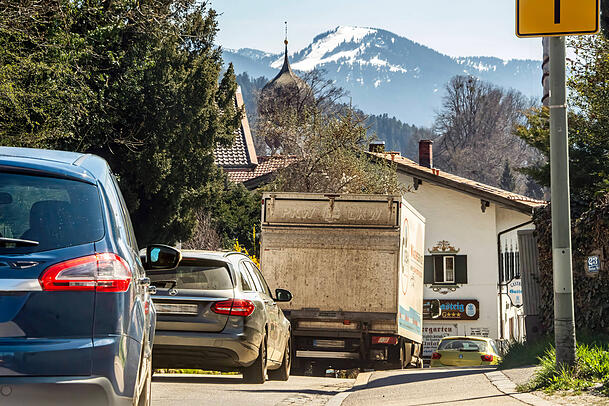 Jedes Wochenende ist es das gleiche Bild – zumindest, wenn die Sonne scheint: Ab Gmund am Tegernsee brauchen Autofahrer Geduld. Jedes Wochenende ist es das gleiche Bild – zumindest, wenn die Sonne scheint: Ab Gmund am Tegernsee brauchen Autofahrer Geduld.