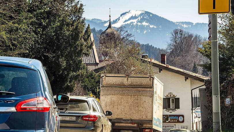 Jedes Wochenende ist es das gleiche Bild – zumindest, wenn die Sonne scheint: Ab Gmund am Tegernsee brauchen Autofahrer Geduld. Jedes Wochenende ist es das gleiche Bild – zumindest, wenn die Sonne scheint: Ab Gmund am Tegernsee brauchen Autofahrer Geduld.