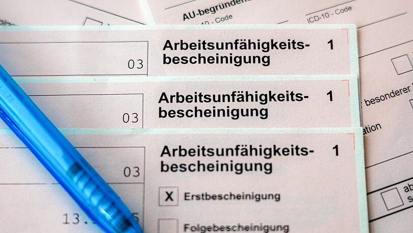 Die Anzahl der Krankheitstage ist bei AOK-Versicherten 2025 leicht gesunken. Die Anzahl der Krankheitstage ist bei AOK-Versicherten 2025 leicht gesunken.