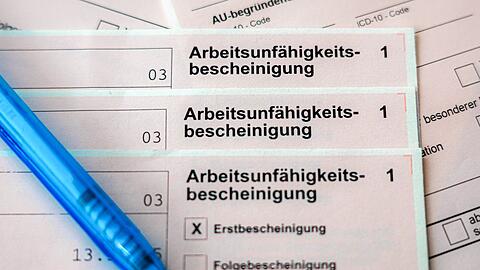 Die Anzahl der Krankheitstage ist bei AOK-Versicherten 2025 leicht gesunken.