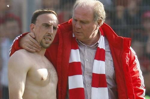 Will seinen Superstar nicht gehen lassen: Bayern-Manager Uli Hoeneß (r.) mit Franck Ribéry.