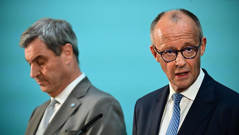 CSU-Chef Söder (links) dürfte mit dem Ergebnis der neusten Umfrage noch gut leben können. Seine Partei landet bei 37 Prozent. Die Meinung über Kanzler Merz fällt im Freistaat dagegen überaus kritisch aus. (Archivbild) CSU-Chef Söder (links) dürfte mit dem Ergebnis der neusten Umfrage noch gut leben können. Seine Partei landet bei 37 Prozent. Die Meinung über Kanzler Merz fällt im Freistaat dagegen überaus kritisch aus. (Archivbild)