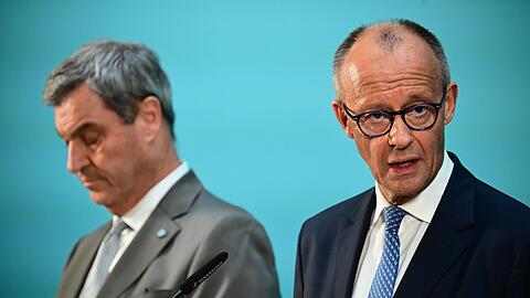 CSU-Chef S&ouml;der (links) d&uuml;rfte mit dem Ergebnis der neusten Umfrage noch gut leben k&ouml;nnen. Seine Partei landet bei 37 Prozent. Die Meinung &uuml;ber Kanzler Merz f&auml;llt im Freistaat dagegen &uuml;beraus kritisch aus. (Archivbild)
