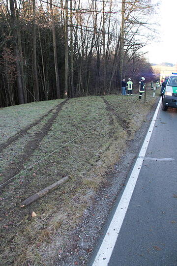 Unglaublich: Aus diesem Wrack entkam der Fahrer mit nur leichten Verletzungen. Wegen Glatteis war er eine Böschung hinab geschossen. Die Bilder von der Unfallstelle!