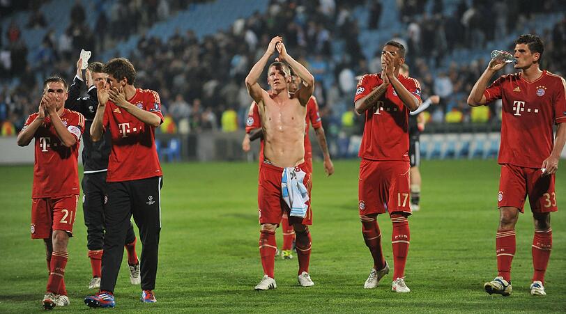 Der FC Bayern gewinnt in einem mäßigen Spiel souverän mit 2:0 bei Olympique Marseille und kann fürs Halbfinale gegen Real Madrid planen. Schweinsteiger holt sich Gelbsperre fürs Rückspiel - sehen Sie hier die Bilder...