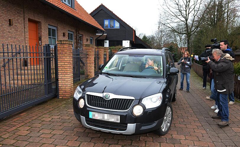 Mit einem Lächeln: Bettina Wulff verlässt das Haus der Familie in Großburgwedel nach der Trennung von Christian Wulff.