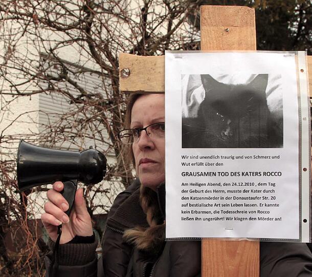 Tierschützer protestieren vor dem Grundstück eines Moosacher Rentners, der Kater Rocco quälte und ertränkte. Der Mann wurde zu zehn Monaten Haft auf Bewährung und einer Zahlung von 1500 Euro verurteilt.