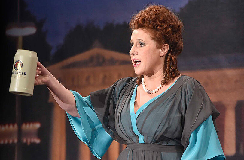 Luise Kinseher in ihrer Paraderolle als Mama Bavaria auf dem Nockherberg 2015.