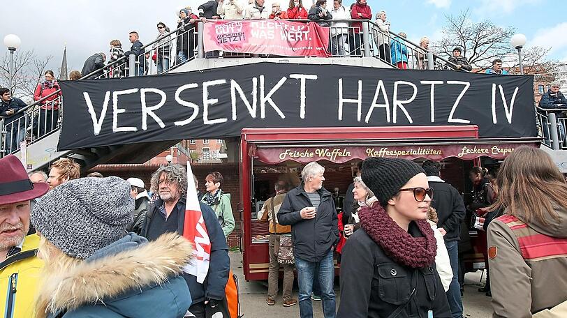 Ein Transparent mit der Aufschrift "Versenkt Hartz IV" bei einer Kundgebung: Auch Berlins Bürgermeister fordert ein Aus für das ALG II.