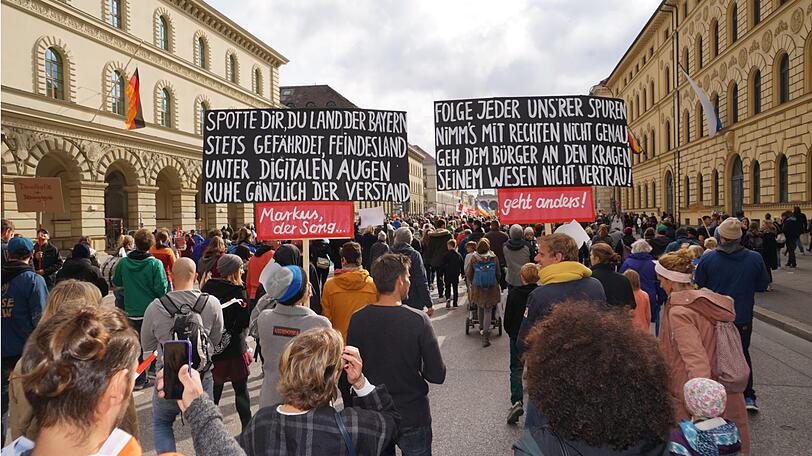 Mit bunten und kreativen Plakaten machten sich am Mittwoch rund 21.000 Münchner auf und demonstrierten gegen rechte Hetze.