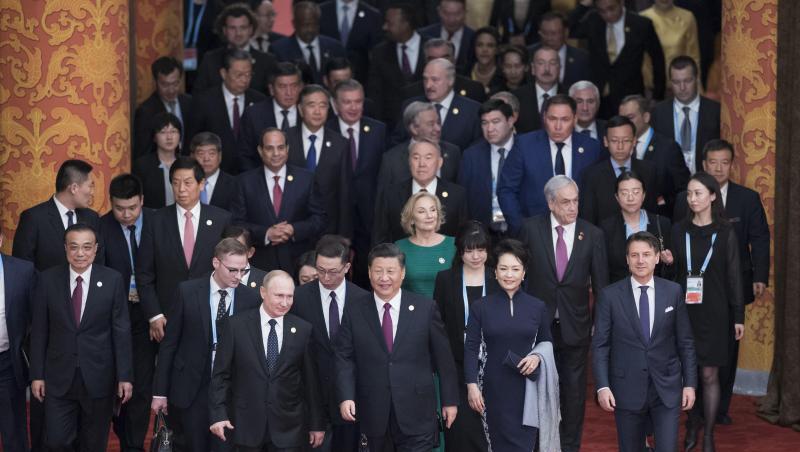 Der "Seidenstraßen"-Gipfel ist nach 2017 das zweite Treffen zu dem umstrittenen Vorhaben Chinas, das auf den Bau von Infrastrukturprojekten und Wirtschaftskorridoren zwischen China und anderen Teilen der Welt abzielt. Der "Seidenstraßen"-Gipfel ist nach 2017 das zweite Treffen zu dem umstrittenen Vorhaben Chinas, das auf den Bau von Infrastrukturprojekten und Wirtschaftskorridoren zwischen China und anderen Teilen der Welt abzielt.