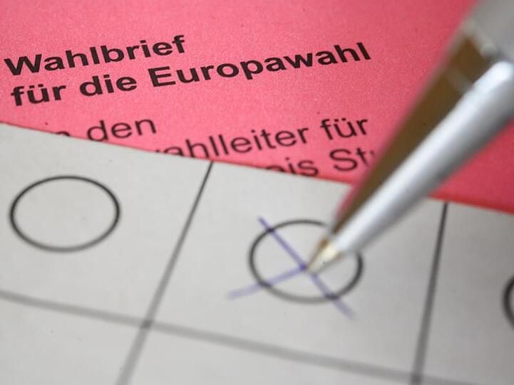 Eine Frau kreuzt einen Wahlzettel für die Briefwahl zum europäischen Parlament an. Foto: Sebastian Gollnow/Archiv