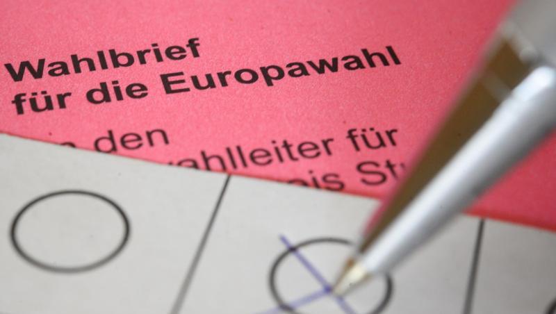 Eine Frau kreuzt einen Wahlzettel für die Briefwahl zum europäischen Parlament an. Foto: Sebastian Gollnow/Archiv