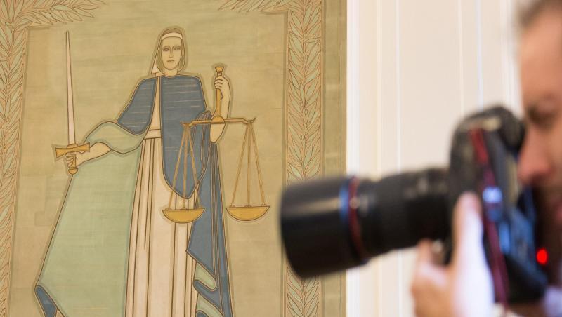 Ein Fotograf vor dem Bild der Justitia. Foto: Friso Gentsch/Archivbild Ein Fotograf vor dem Bild der Justitia. Foto: Friso Gentsch/Archivbild