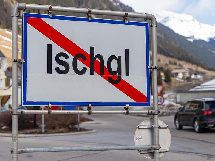 Ein Ortsschild am Ausgang der Ortschaft Ischgl. In dem Wintersportort hatten sich zahlreiche Menschen mit dem Coronavirus angesteckt.