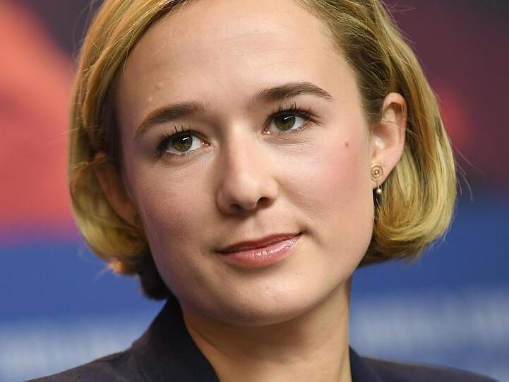 Die Schauspielerin Alba August stellt die junge Astrid Lindgren dar.