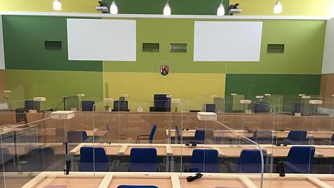 Im Landgericht Trier ist der Gerichtssaal für den "Cyberbunker"-Prozess vorbereitet.