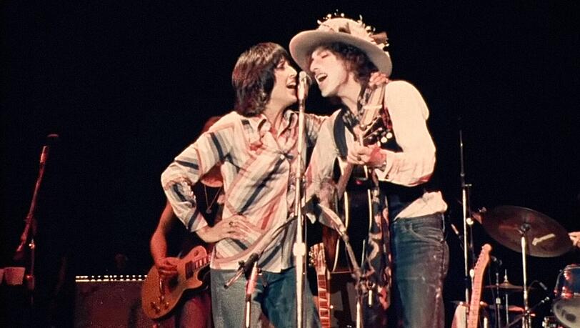 Sie machte ihn berühmt, er war eher undankbar: Joan Baez und Bob Dylan als Paar auf der Bühne. Sie machte ihn berühmt, er war eher undankbar: Joan Baez und Bob Dylan als Paar auf der Bühne.