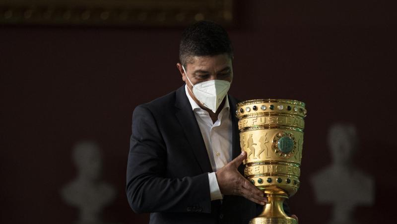 Giovane Elber, Botschafter des ausgeschiedenen Titelverteidigers FC Bayern München, bringt den DFB-Pokal zur Pokalübergabe ins Rote Rathaus.