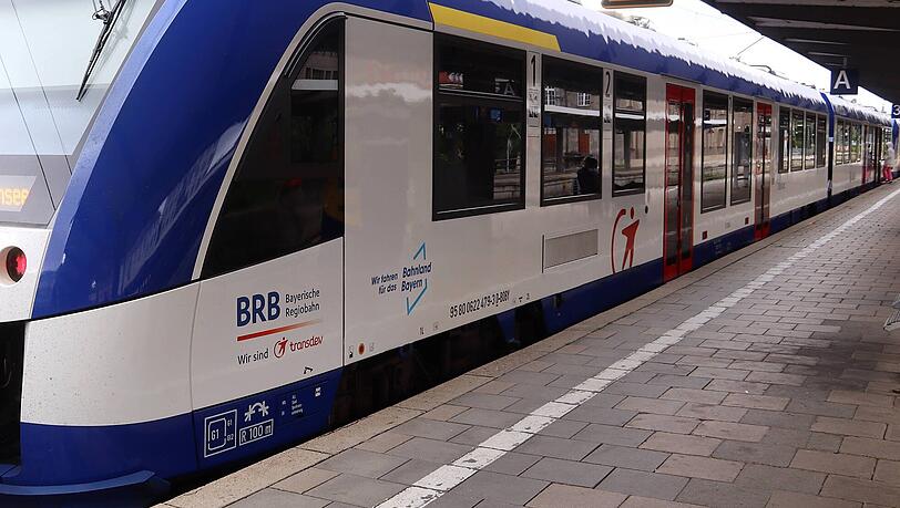 Ein Zug der Bayerischen Regiobahn steht am Gleis. (Archivbild)