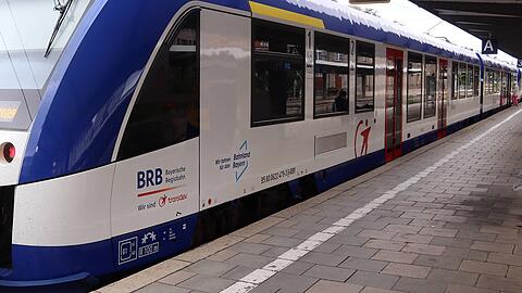 Ein Zug der Bayerischen Regiobahn steht am Gleis. (Archivbild)
