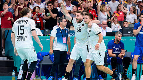 Nach dem Krimi gegen Frankreich in Feierlaune: Die DHB-Spieler Juri Knorr, Lukas Mertens und Renars Uscins (von links).