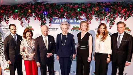 K&ouml;nigin Silvia (l.) zwischen ihrem Sohn Prinz Carl Philip und K&ouml;nig Carl XVI. Gustaf, sowie weitere G&auml;ste bei "Mamma Mia! The Party" in Stockholm.