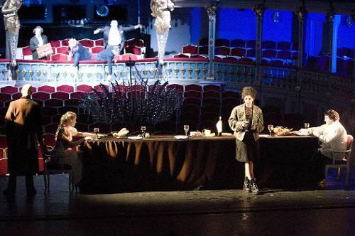 An der langen Tafel auf der Grenze zwischen Publikum (auf der Bühne) und Szene (im Parkett und auf den Rängen) bei Shakespeares &bdquo;Sturm&ldquo; in Erlangen.