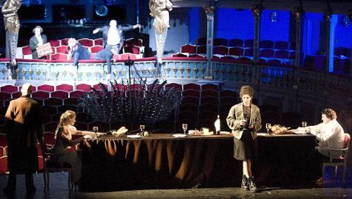 An der langen Tafel auf der Grenze zwischen Publikum (auf der Bühne) und Szene (im Parkett und auf den Rängen) bei Shakespeares „Sturm“ in Erlangen. An der langen Tafel auf der Grenze zwischen Publikum (auf der Bühne) und Szene (im Parkett und auf den Rängen) bei Shakespeares „Sturm“ in Erlangen.