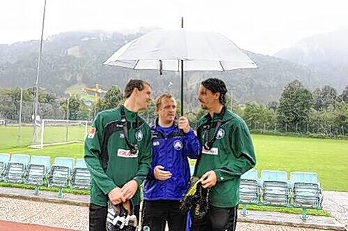 Kapitän, Trainer und Ex-Kapitän &ndash; alle unter einem Schirm. Thomas Kleine (l.) bekam das Vertrauen von Mike Büskens, Marino Biliskov (r.) gehört weiter dem Mannschaftsrat an.