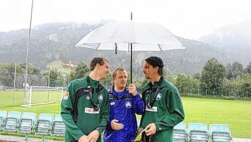 Kapitän, Trainer und Ex-Kapitän – alle unter einem Schirm. Thomas Kleine (l.) bekam das Vertrauen von Mike Büskens, Marino Biliskov (r.) gehört weiter dem Mannschaftsrat an. Kapitän, Trainer und Ex-Kapitän – alle unter einem Schirm. Thomas Kleine (l.) bekam das Vertrauen von Mike Büskens, Marino Biliskov (r.) gehört weiter dem Mannschaftsrat an.