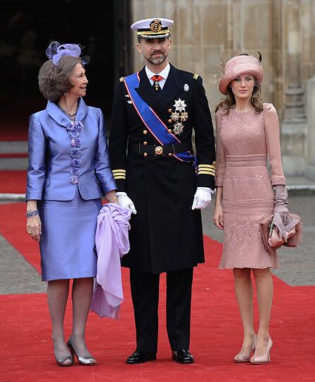 Auch die spanischen Royals haben selbstverständlich eine Einladung erhalten: Prinz Felipe mit seiner Mutter Sofia und Prinzessin Letizia.