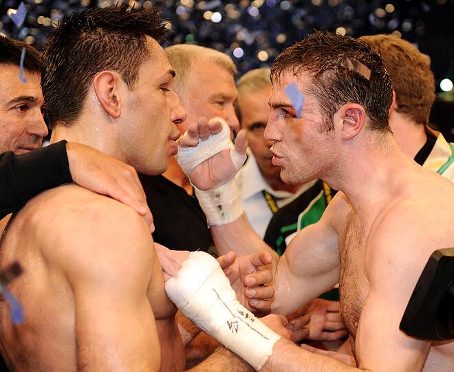 Boxweltmeister Felix Sturm (l) verteidigte erfolgreich seinen Titel gegen den irischen Herausforderer Matthew Macklin. Die Bilder vom Kampf.