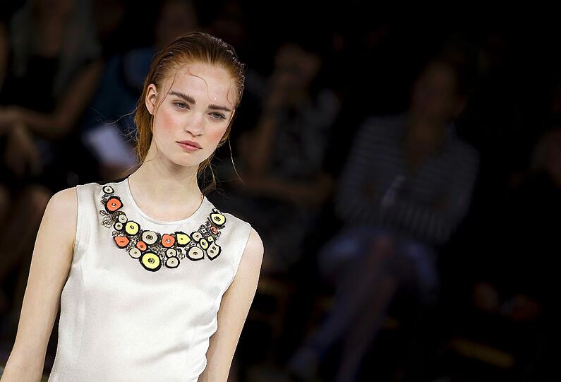 Fashion Week Paris - eine Kreation Gaspard Yurkievichs für Frühnling/Sommer 2012.