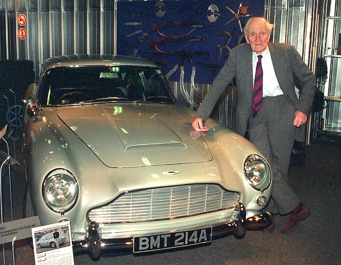 Der walisische Schauspieler Desmond Llewelyn (83), der in 16 Bond-Filmen als kauziger Tüftler «Q» mitgewirkt hat, eröffnete 1998 im Hildesheimer Roemer- und Pelizaeus-Museum die weltgrößte James-Bond-Ausstellung: «Die Welt des 007» mit rund 350 Originalrequisiten.