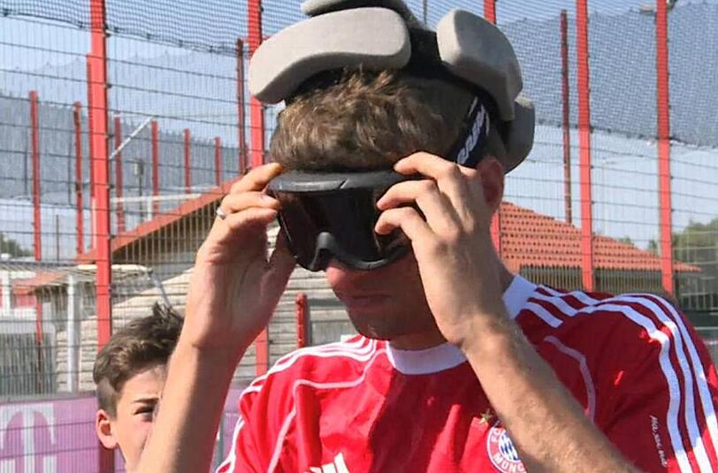 Thomas Müller probiert beim FC Bayern mit einer Spezialbrille Blinden-Fußball aus.