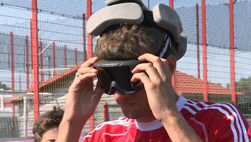 Thomas Müller probiert beim FC Bayern mit einer Spezialbrille Blinden-Fußball aus. Thomas Müller probiert beim FC Bayern mit einer Spezialbrille Blinden-Fußball aus.