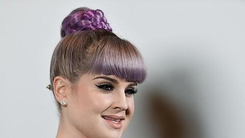 Frisuren-Königin Kelly Osbourne verbindet Dutt und Flechtfrisur
