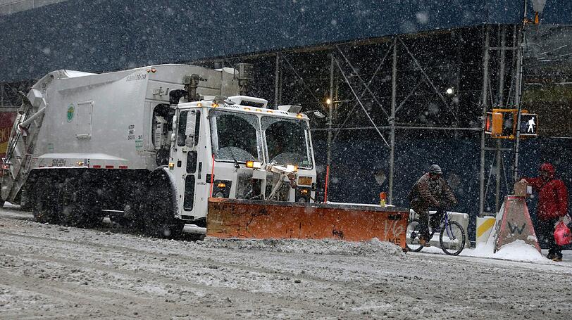 New York in der Kälte-Zange: Blizzard "Juno" hat den Big Apple voll im Griff. Die Bilder vom Schneesturm in der City.