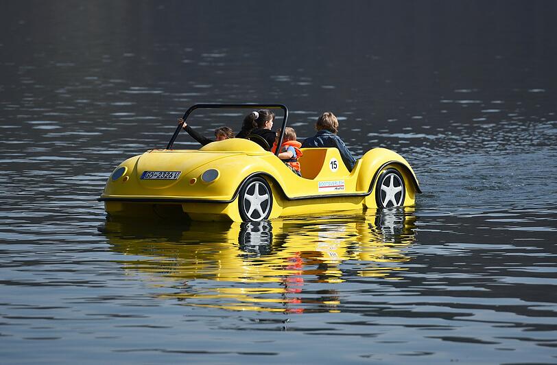 Da hat sich ein Autofahrer wohl etwas verirrt oder wieso fährt dieses Gefährt auf dem Edersee bei Waldeck?