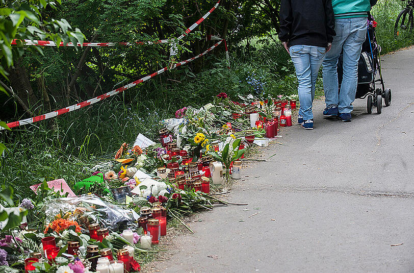 Hunderte Blumen stehen am S- und U-Bahnhof Wuhletal: Hier wurde die Leiche der 18-jährigen Hanna gefunden.