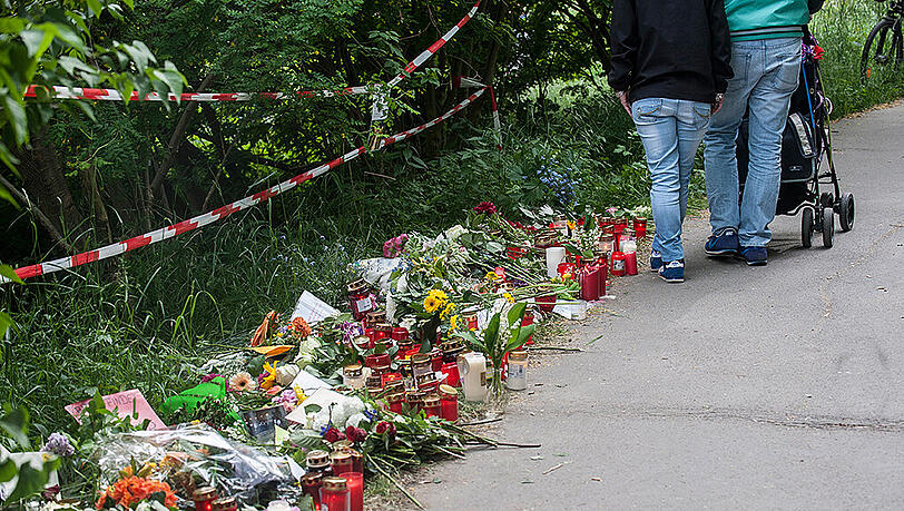 Hunderte Blumen stehen am S- und U-Bahnhof Wuhletal: Hier wurde die Leiche der 18-jährigen Hanna gefunden. Hunderte Blumen stehen am S- und U-Bahnhof Wuhletal: Hier wurde die Leiche der 18-jährigen Hanna gefunden.