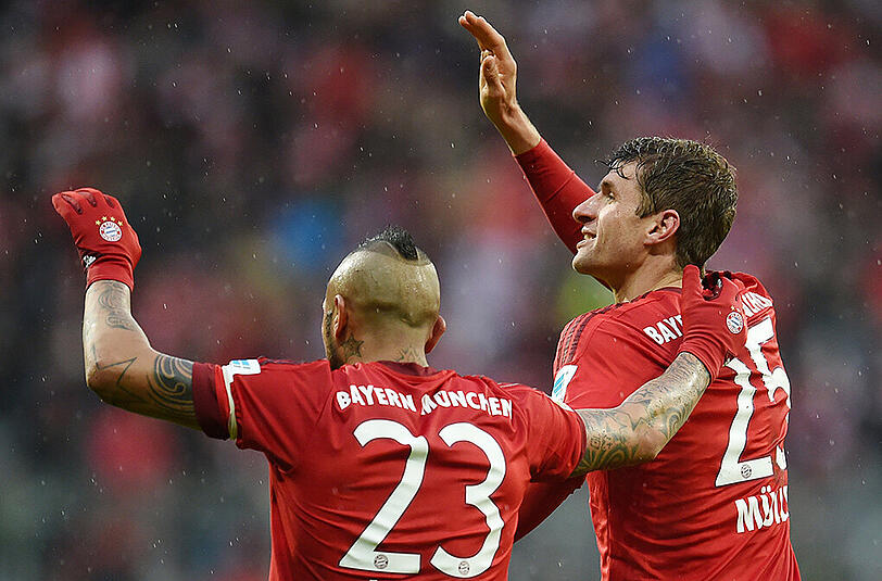 Arturo Vidal (l.) und Thomas Müller jubeln nach dem 2:1-Führungstreffer.