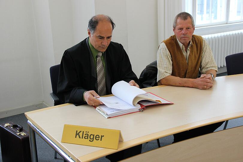 Hund brach ihm die Zähne: Rudolf G. (r.) mit seinem Anwalt Athanassios Moralis am Oberlandesgericht.