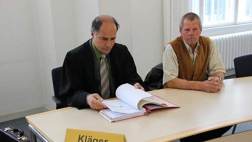 Hund brach ihm die Zähne: Rudolf G. (r.) mit seinem Anwalt Athanassios Moralis am Oberlandesgericht. Hund brach ihm die Zähne: Rudolf G. (r.) mit seinem Anwalt Athanassios Moralis am Oberlandesgericht.