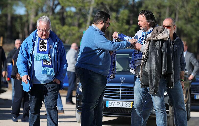 Am Montagmittag kam Löwen-Investor Hasan Ismaik im Trainingslager des TSV 1860 an und sprach zuerst mit Fans und Trainer Vitor Pereira. Die Bilder vom Besuch.